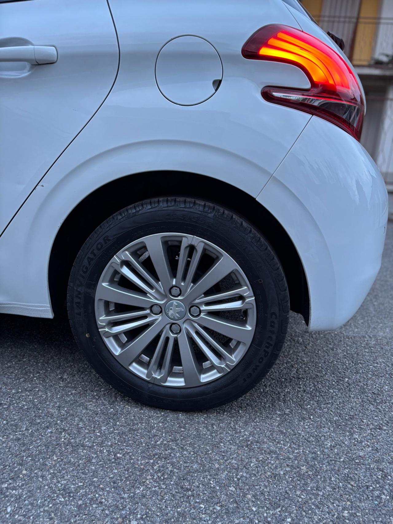 Peugeot 208 PureTech 82 5p. GPL Allure