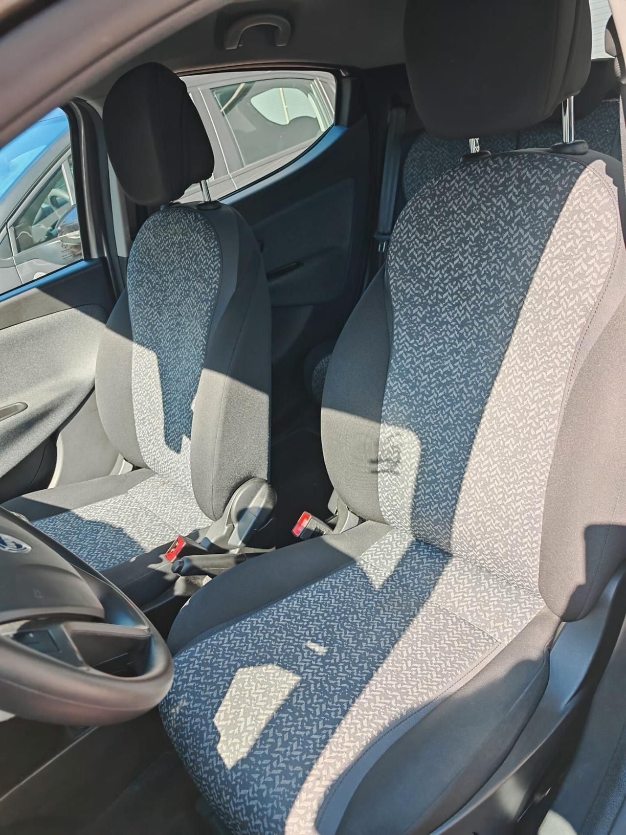 Lancia Ypsilon 1.0 FireFly 5 porte S&S Hybrid Silver