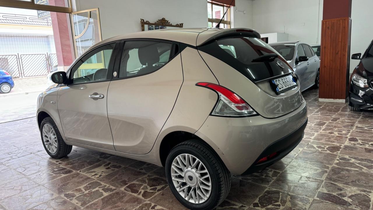 Lancia Ypsilon 0.9 TwinAir 85 CV 5 porte Metano Ecochic Silver