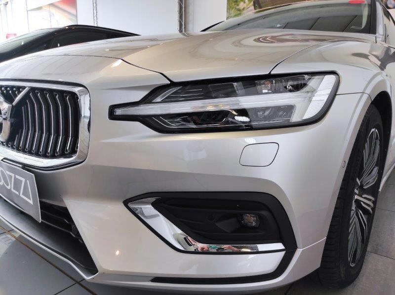 VOLVO V60 (2018-->) - V60 D3 AWD Geartronic Business