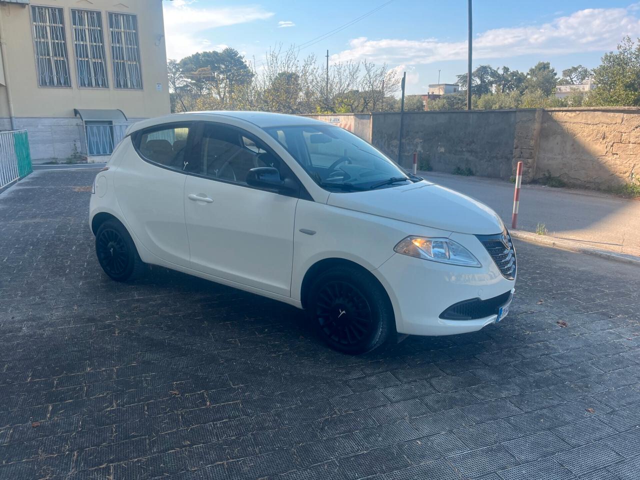 Lancia Ypsilon 1.2 69 CV 5 porte X NeoPatentati