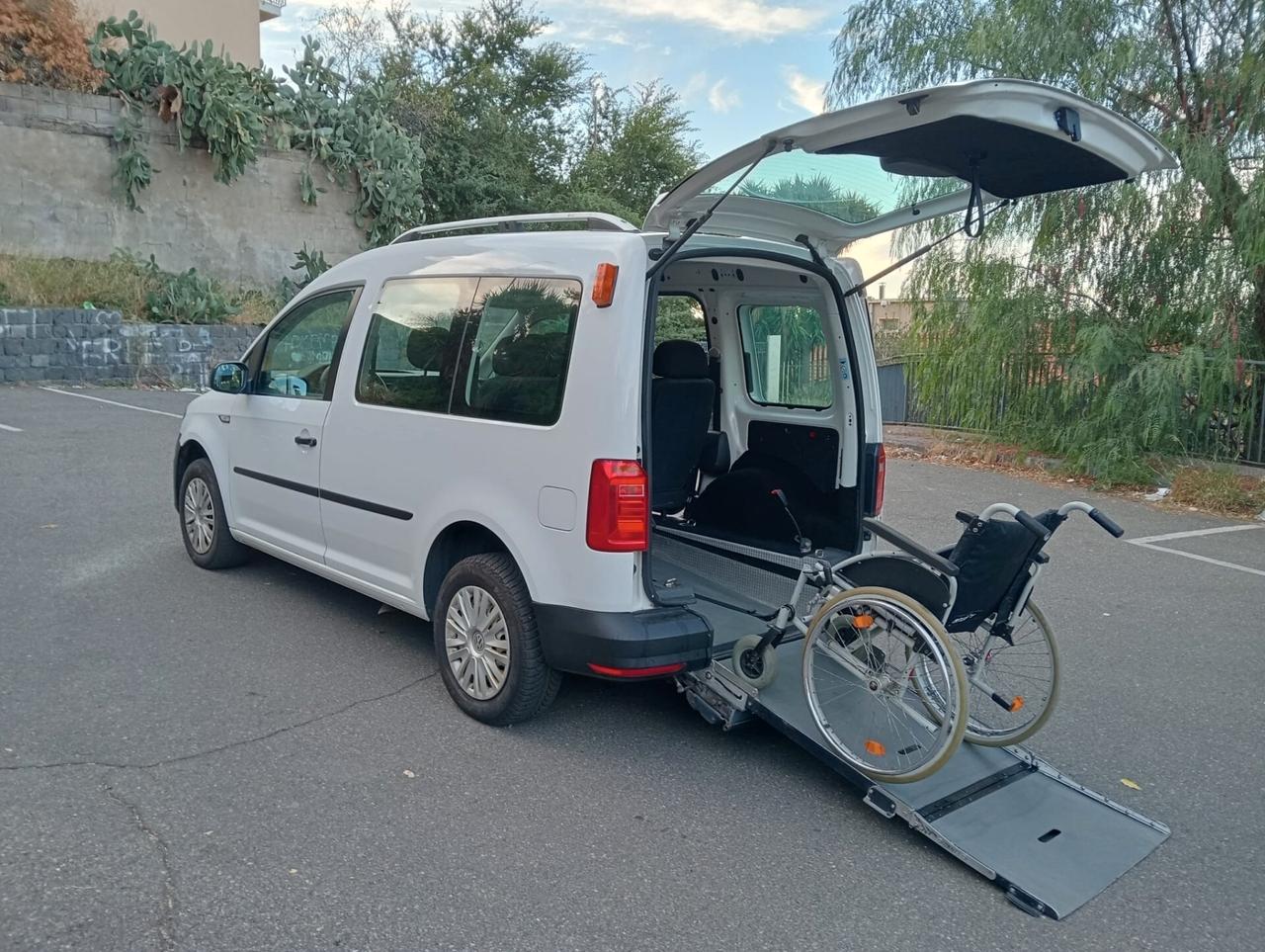 Volkswagen Caddy Pianale ribassato con rampa disabili in carrozzina