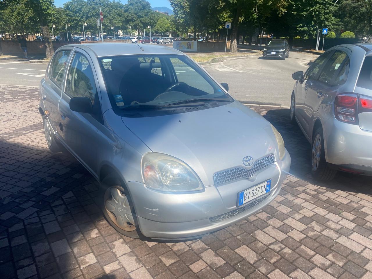 Toyota Yaris 1.0i 16V cat 5 porte Sol