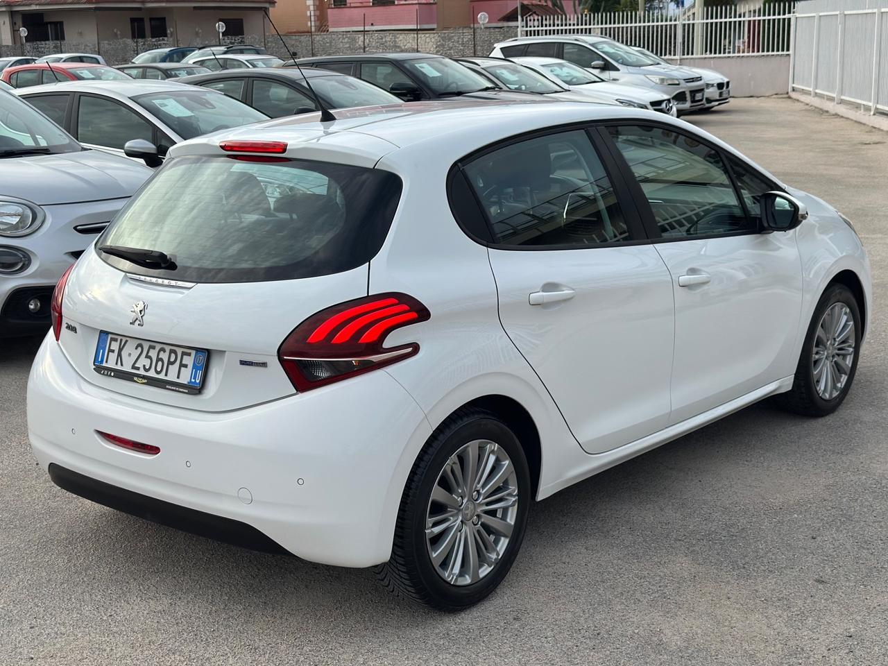 Peugeot 208 2017 1.2 benzina 82 CV Active PARI AL NUOVO