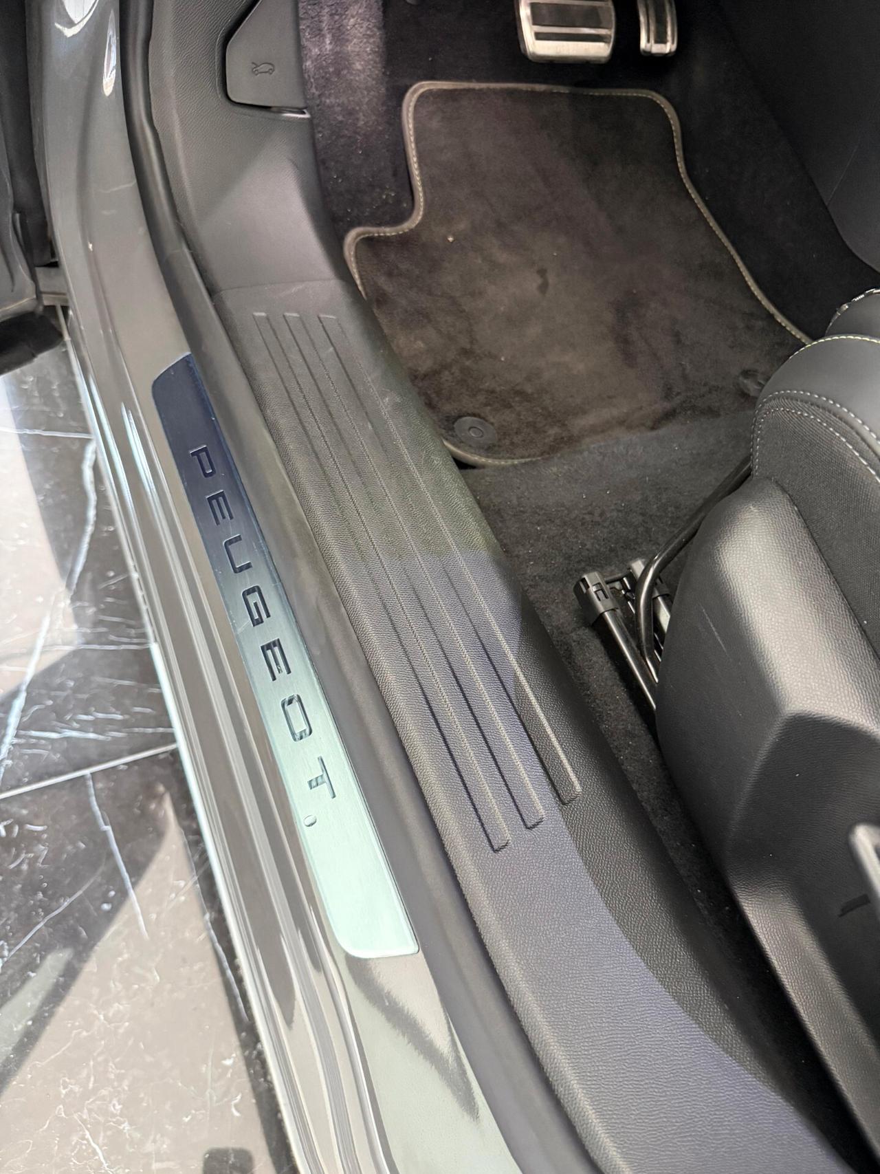 Peugeot 2008 motore elettrico 156 CV GT