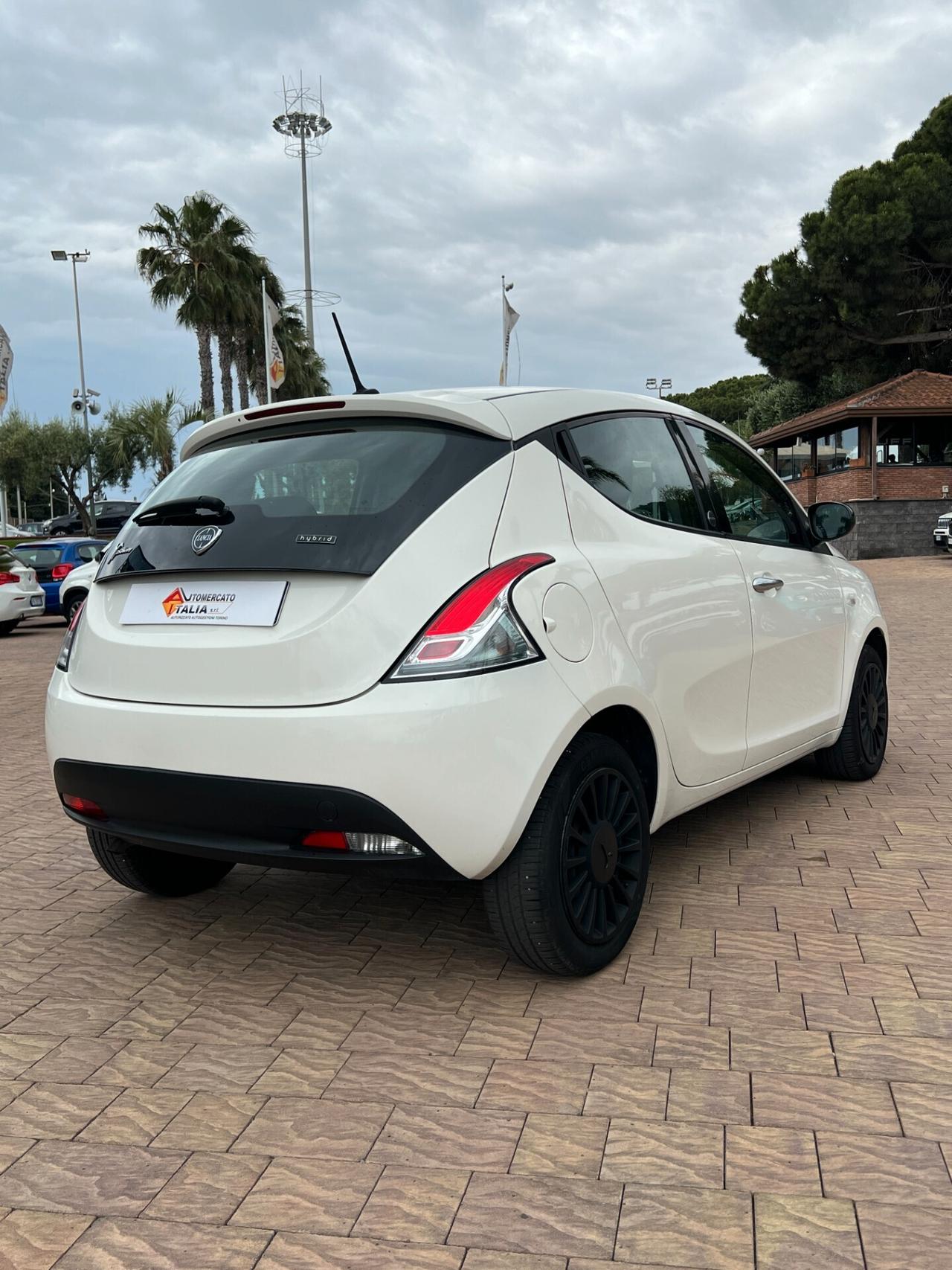 Lancia Ypsilon 1.0 FireFly 5 porte S&S Hybrid Ecochic Silver