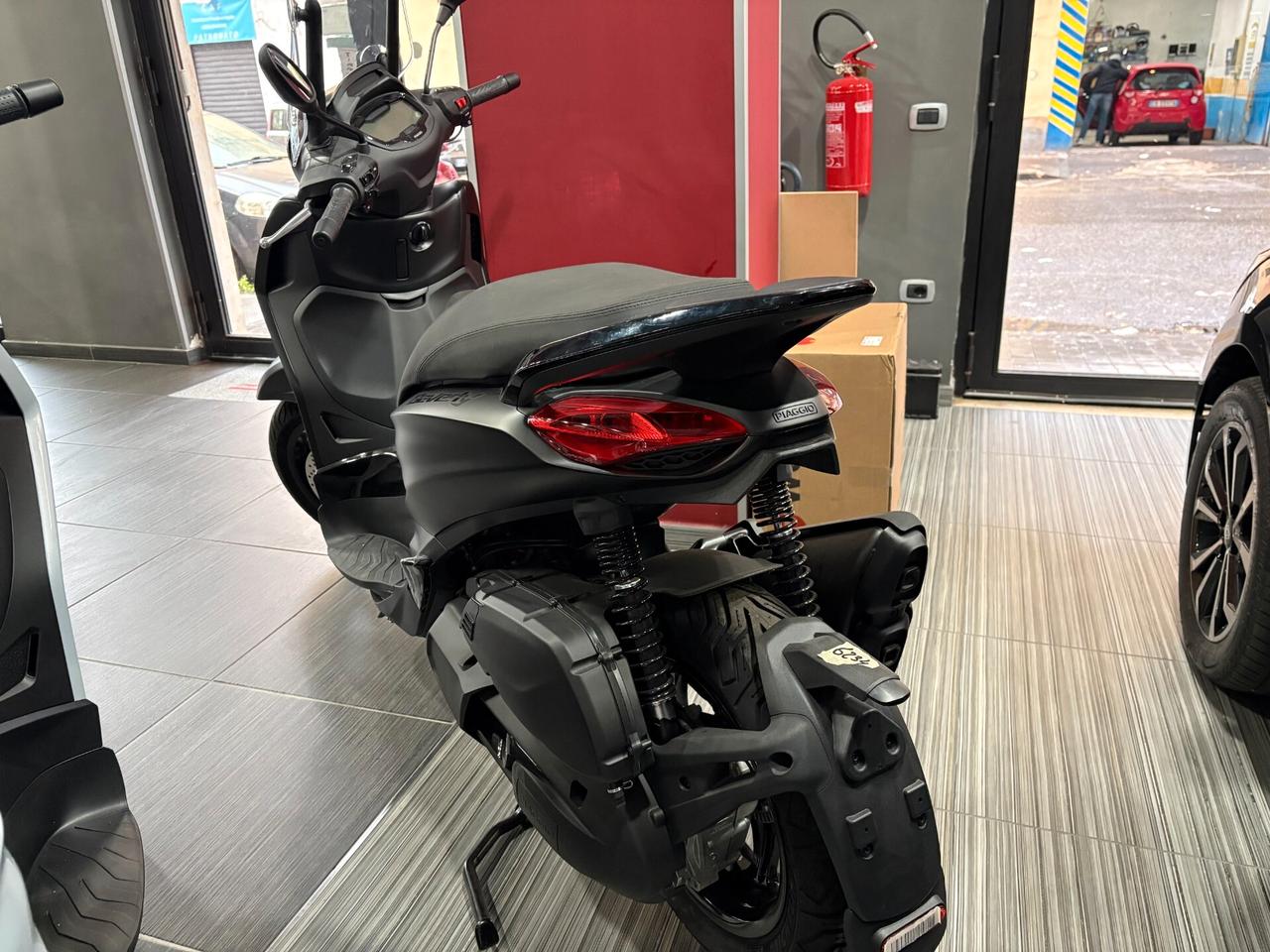 Piaggio Beverly 400 HPE Deep Black My2024 Euro5