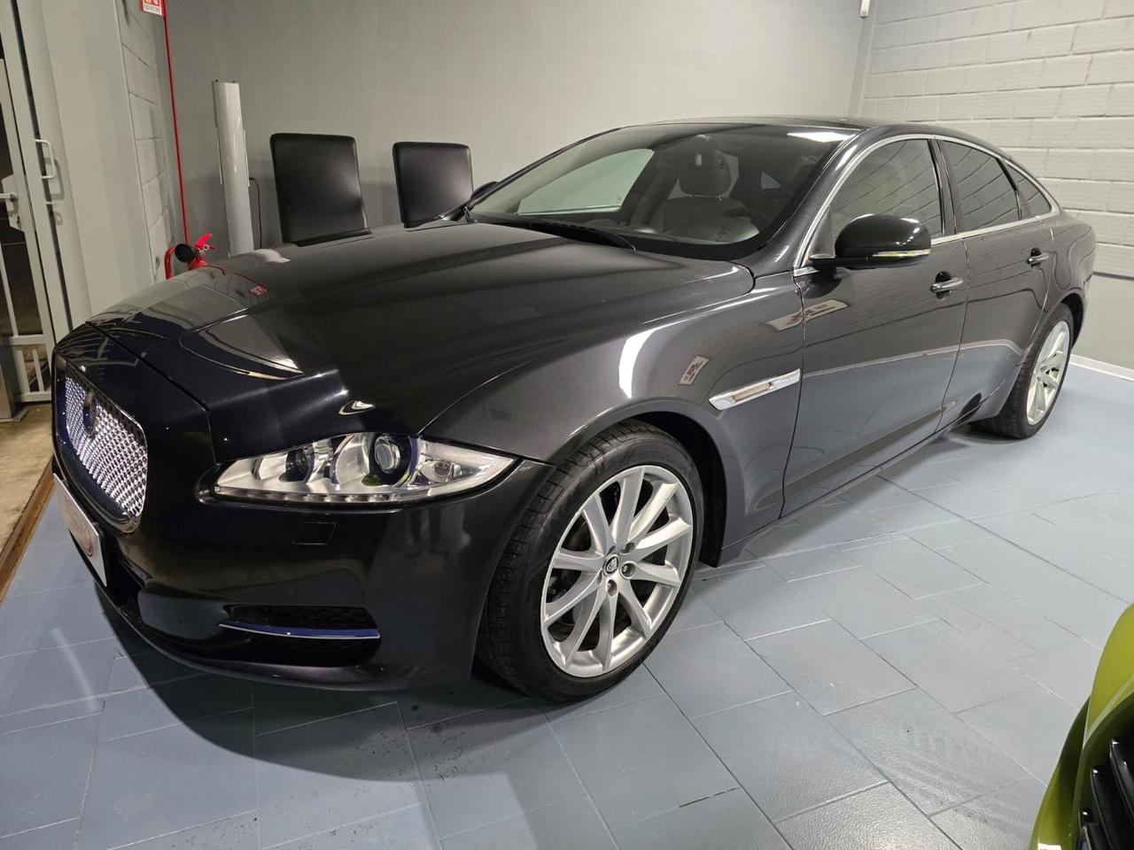 Jaguar XJ 3.0D V6 LWB Premium LuxuryJ