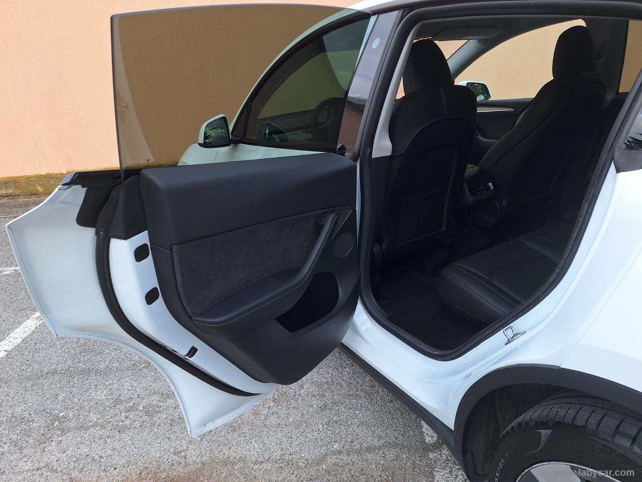 TESLA Model Y STANDARD RANGE RWD TETTO