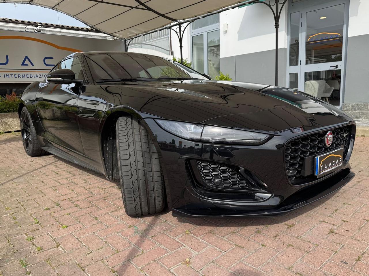 Jaguar F-Pace R-Dynamic Black 2.0 P 300