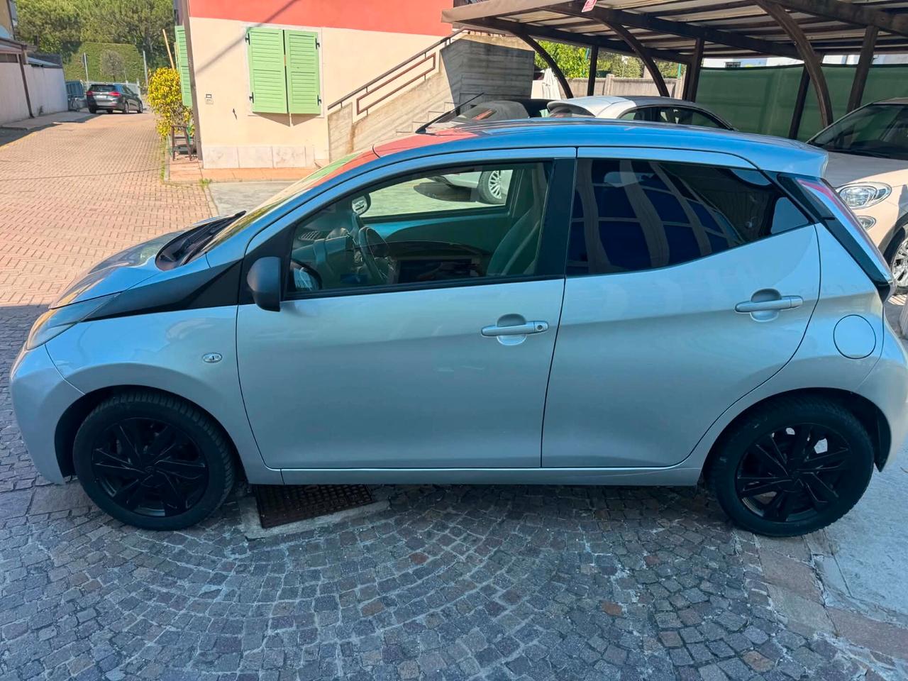 Toyota Aygo 1.0 VVT-i 69 CV 5 porte x-cool