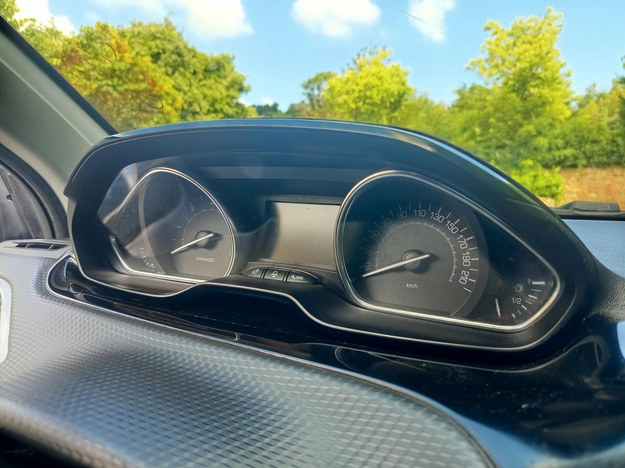 Peugeot 2008 BlueHDi 100 S&S Allure