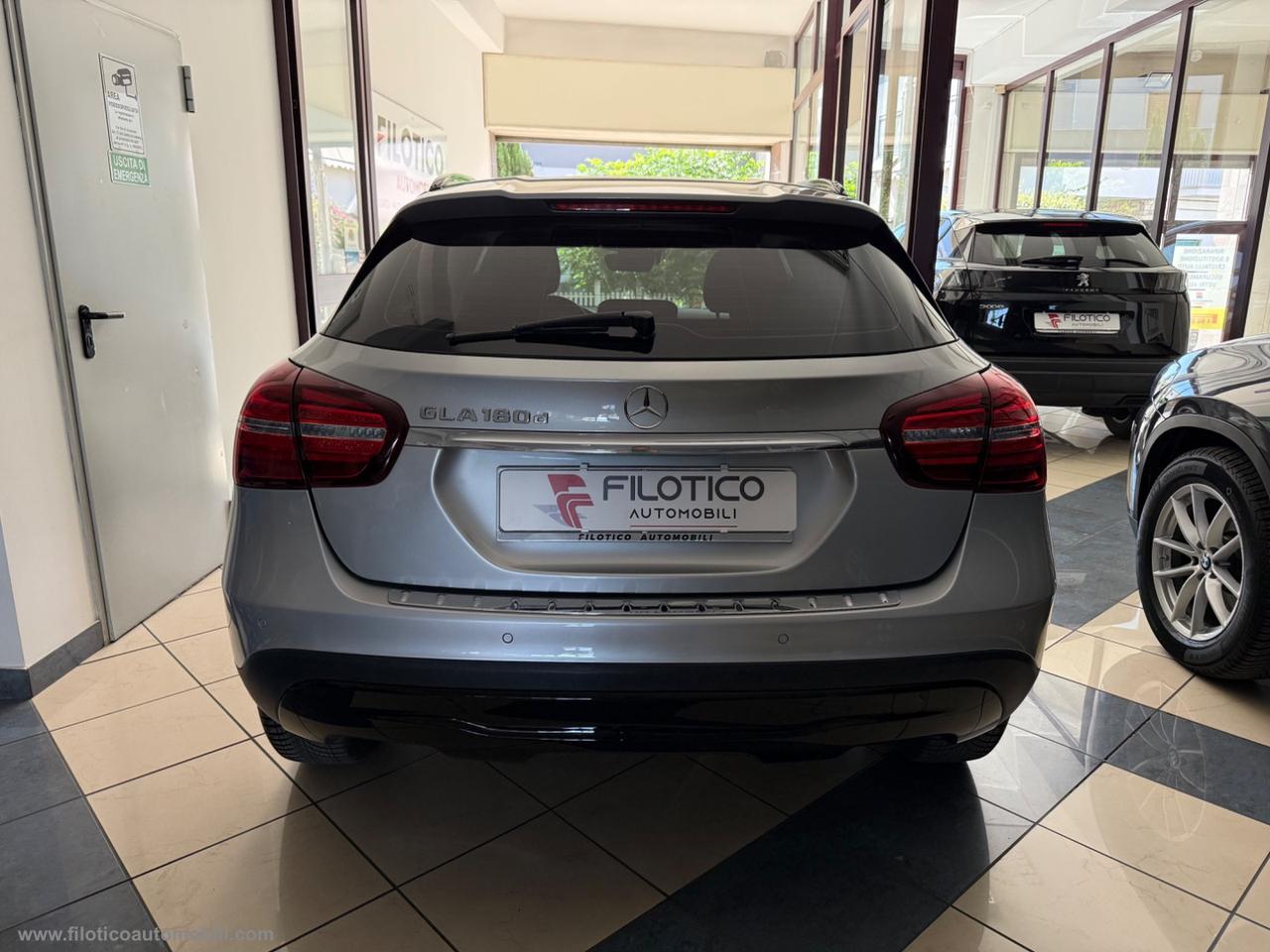 MERCEDES-BENZ GLA 180 d Automatic Business FARI LED - PACK SERIE SPECIALE