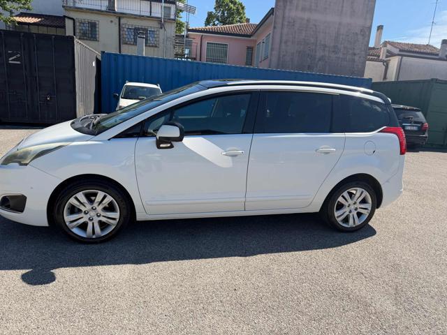 PEUGEOT 5008 1.6 HDi 115CV Allure senza nessun lavoro da fare