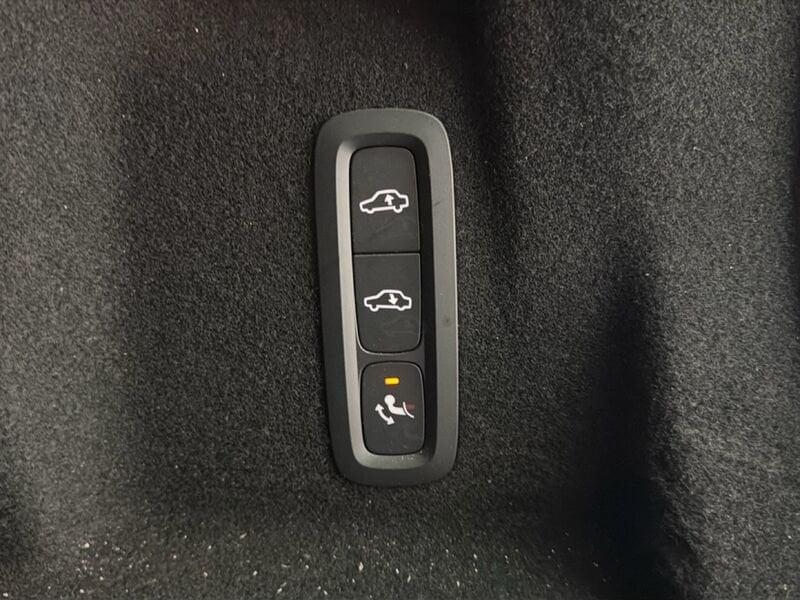 Volvo XC60 Recharge T6 Plug-in AWD auto Ultimate Dark