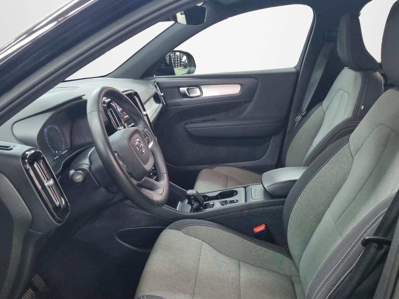 Volvo XC40 T2 automatico Momentum