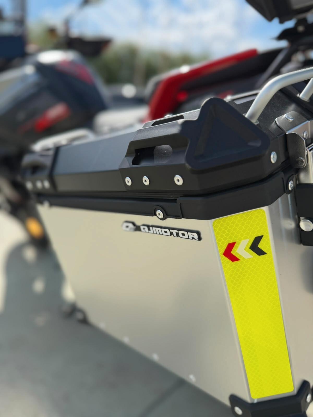 QJ MOTOR SRT 900 SX – 3.300 KM – TRIS VALIGIE