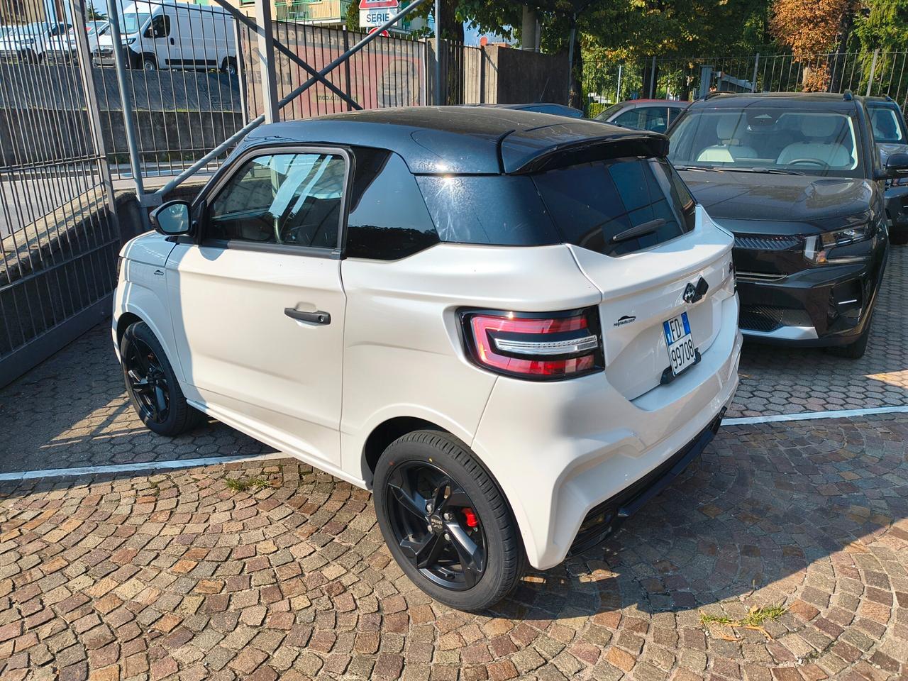 LIGIER JS50 elettrica Elite Confort L7 potenziata per patente B1 con servosterzo e clima