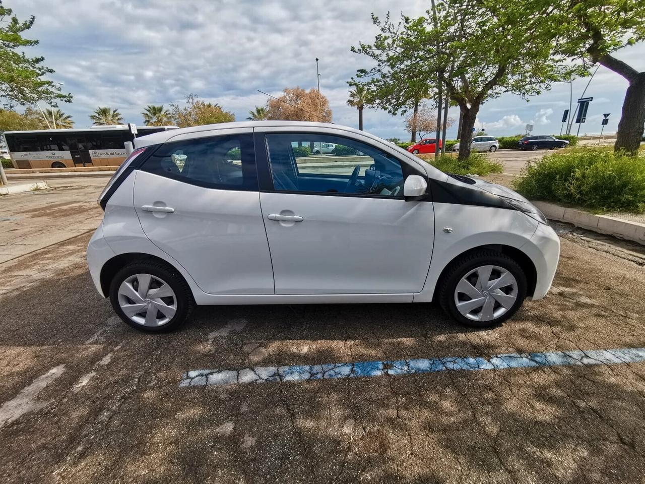 Toyota Aygo 1.0 VVT-i 69 CV 5 porte x-play MMT 2015