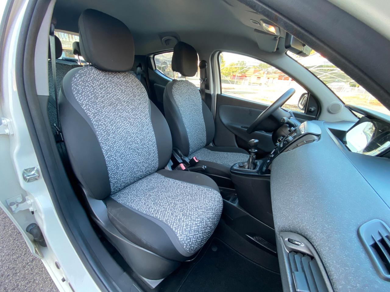 Lancia Ypsilon 1.2 69 CV Elefantino Blu 5 POSTI