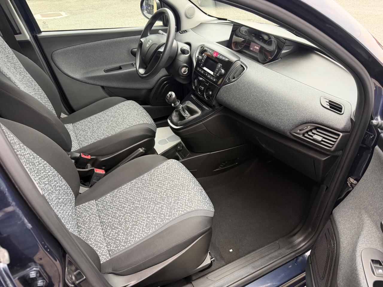 Lancia Ypsilon 1.0 Hybrid Silver