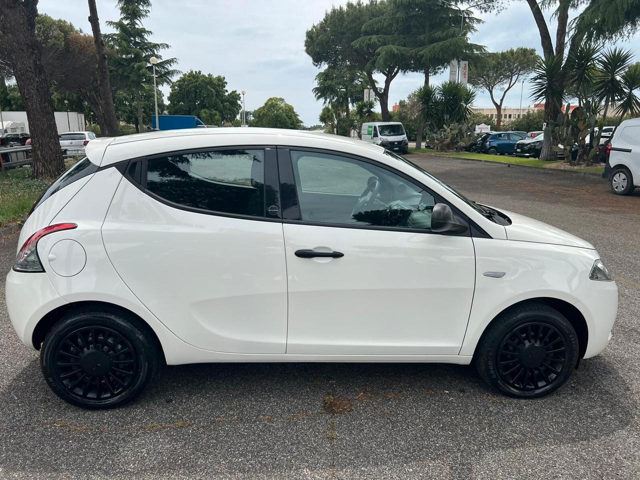 Lancia Ypsilon 1.0 FireFly 5 porte S&S Hybrid Ecochic Silver