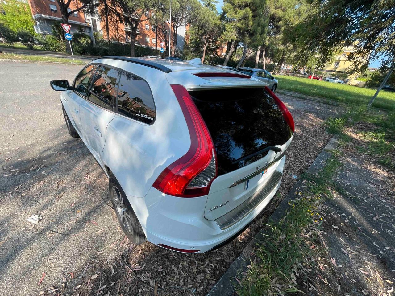 Volvo XC 60 XC60 D5 AWD Geartronic R-design Automatica Apple Car Android