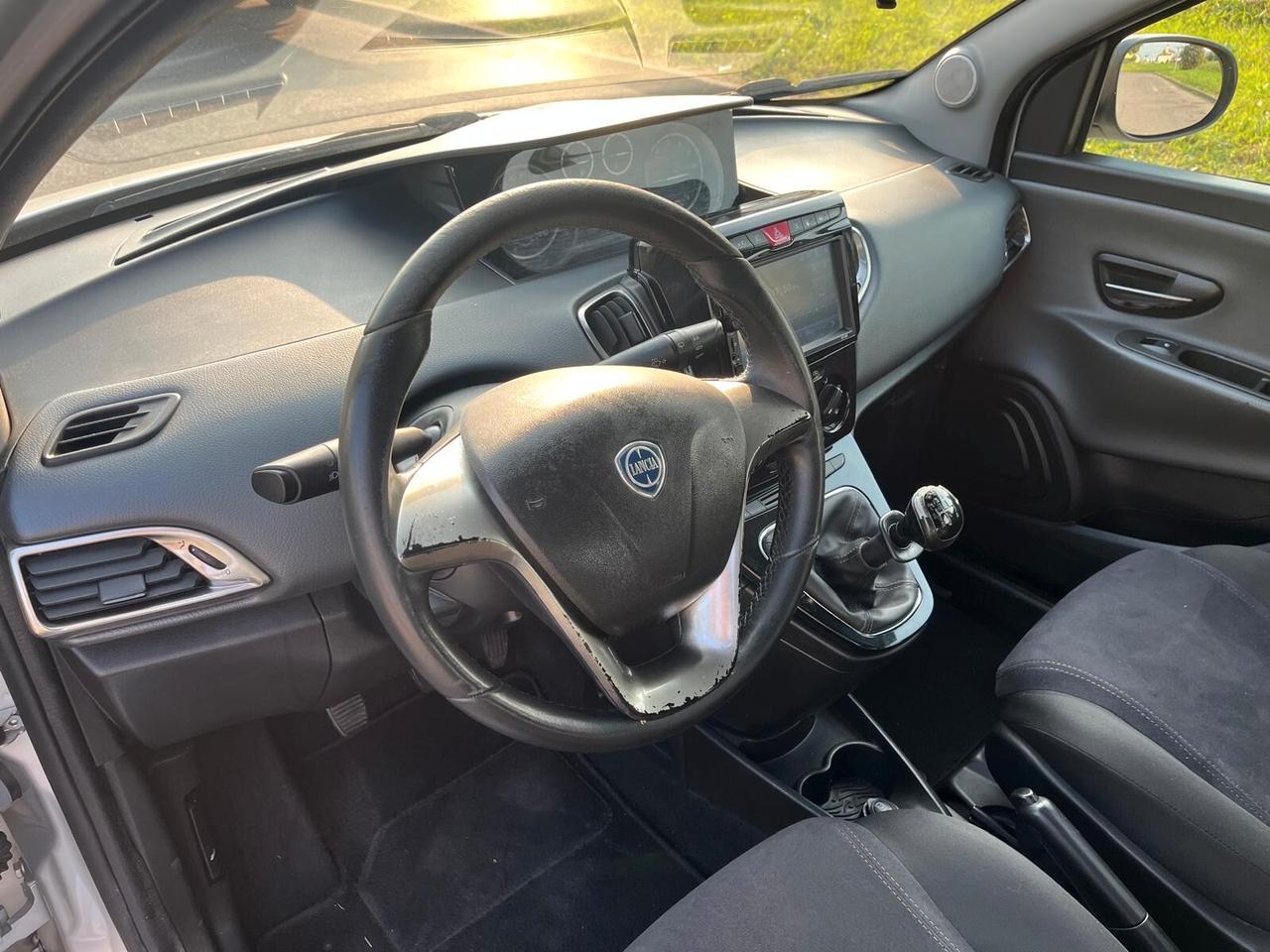 Lancia Ypsilon 0.9 TwinAir 85 CV 5 porte Metano Ecochic Silver