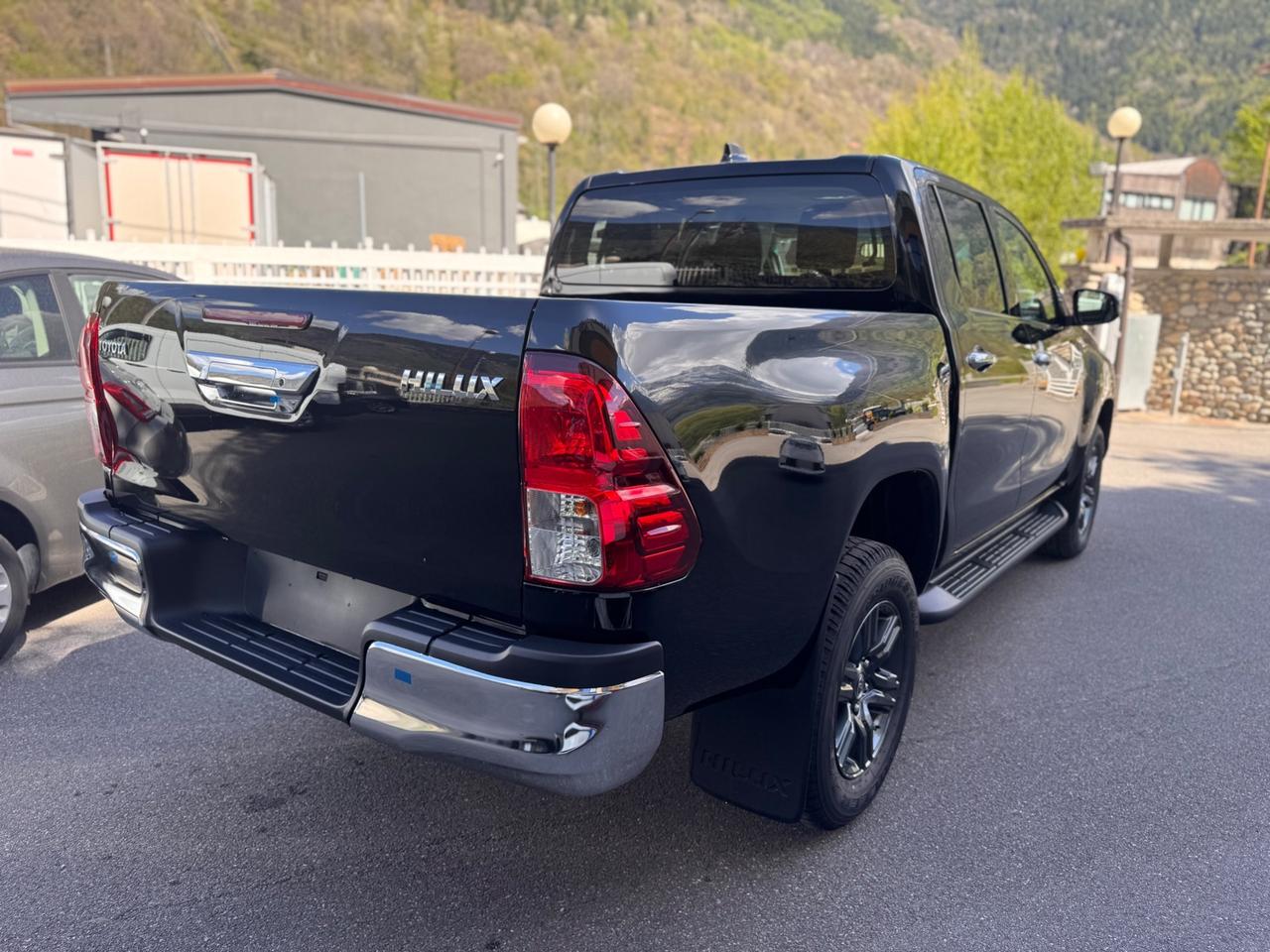 Toyota Hilux 2.8 D-4D A/T 4WD 48V 4 porte Double Cab Lounge