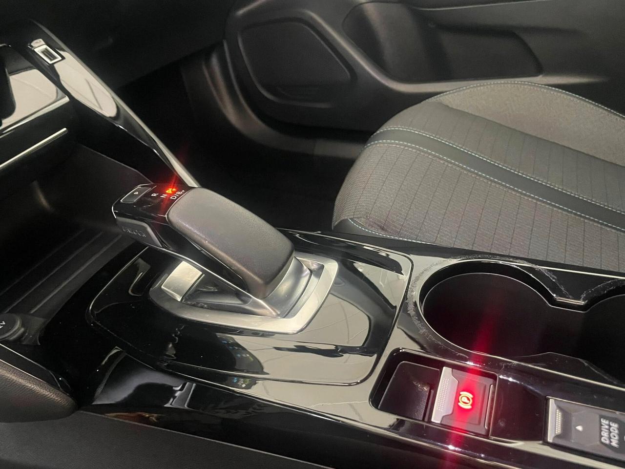 Peugeot 2008 motore elettrico 136 CV Allure