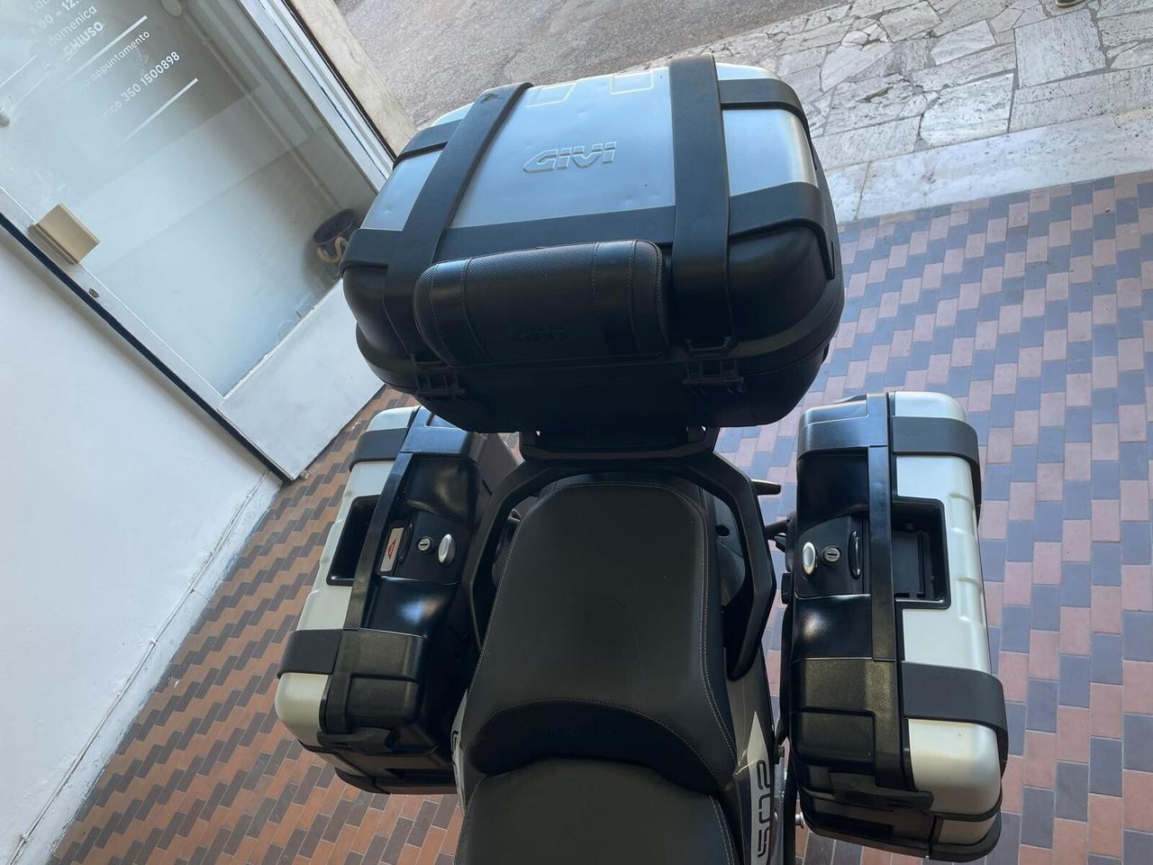 Benelli TRK 502 + Tris di valigie