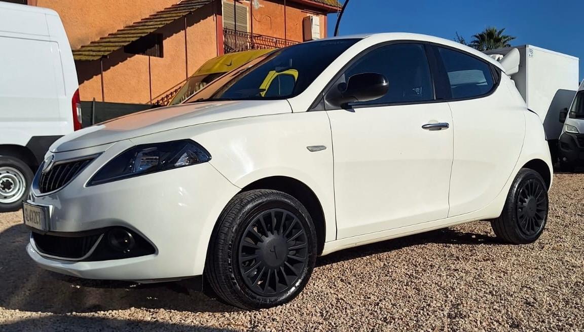 Lancia Ypsilon Gold Hybrid 1.0 FireFly 70cv