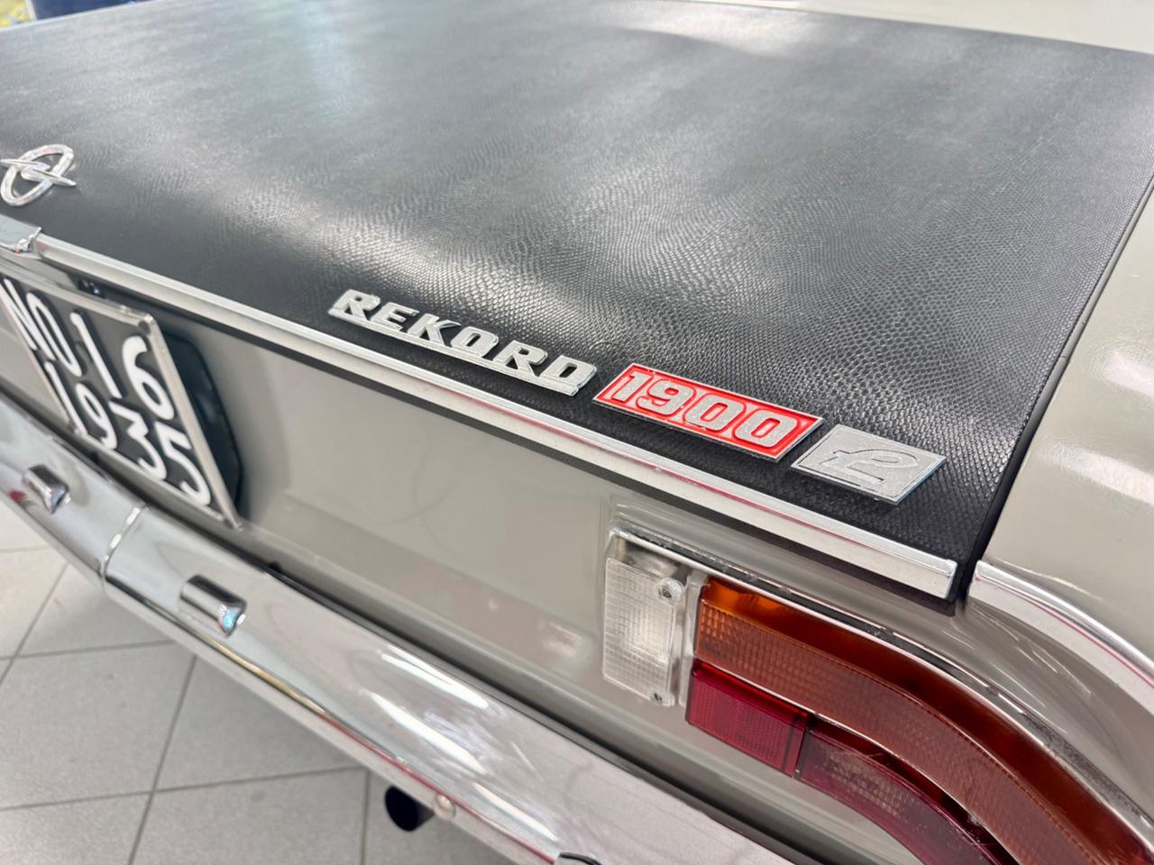 Opel Rekord 1.9 C Lusso Automatic/Clima