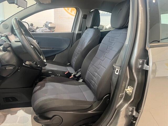 Lancia Ypsilon 1.0 firefly hybrid Silver