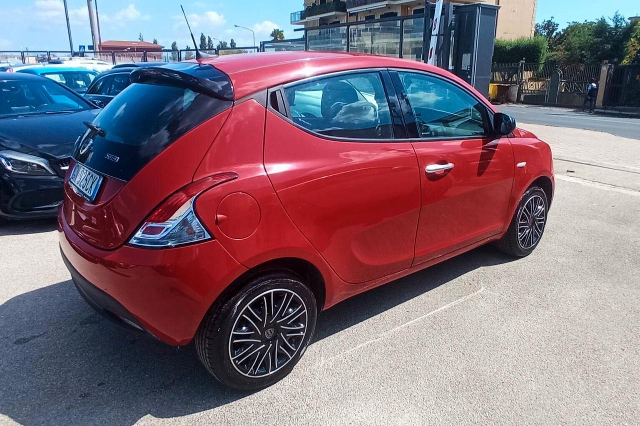 Lancia Ypsilon 1.0 Hybrid