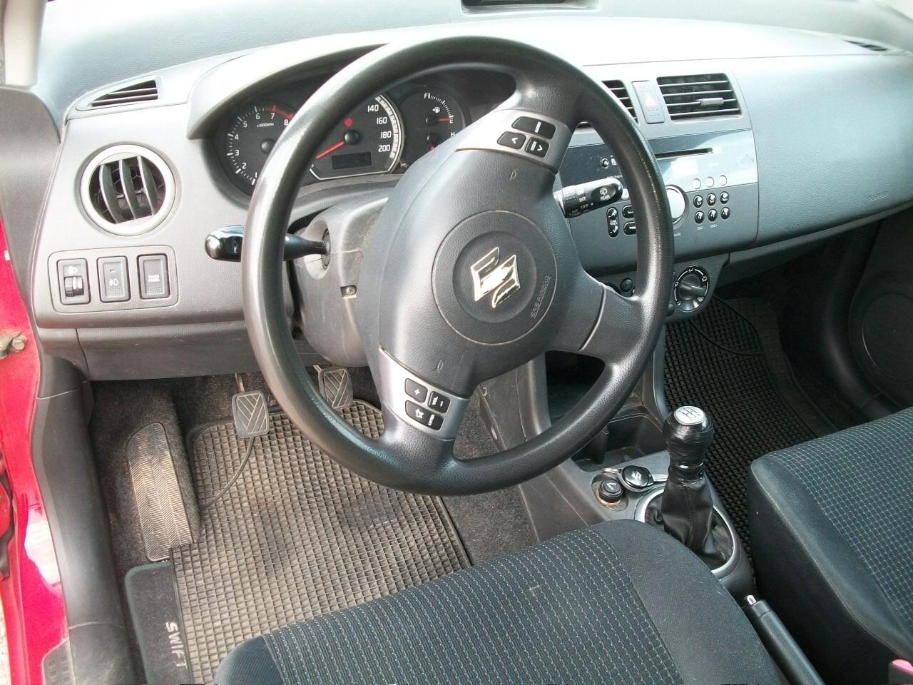 Suzuki Swift 1.3 5p. GLX KM 200.300 CC 1328 BENZINA EURO 04 REVISIONE SCADE 30/06/2026 BOLLATA 30/06/2026 SI NEOPATENTATI UNICO PROPRIETARIO GIA FATTA LA FRISIONE GOMMATA 95/100 GARANZIA UN ANNOCOME NUOVA