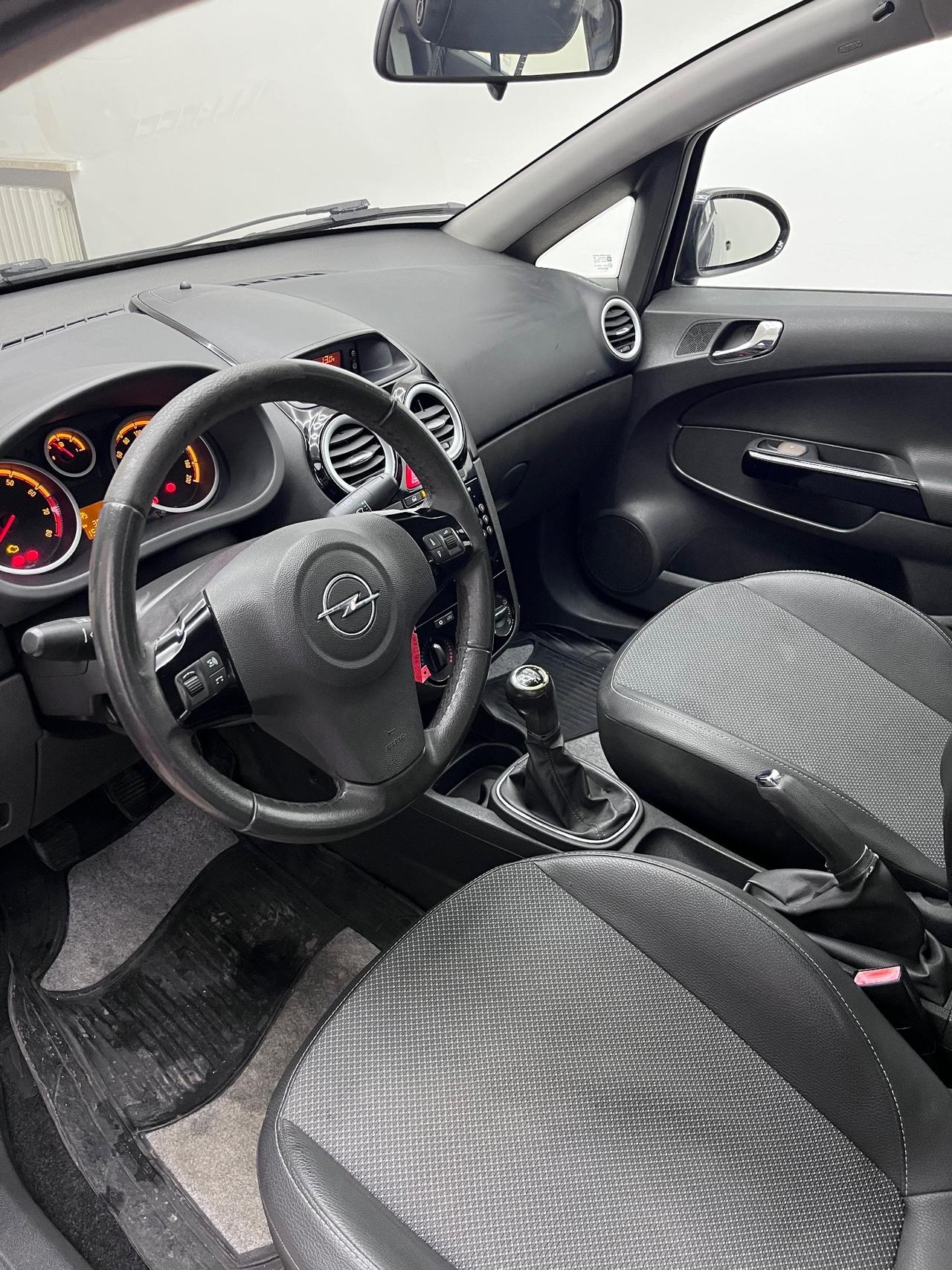 Opel Corsa 1.4 16V 5 porte Cosmo