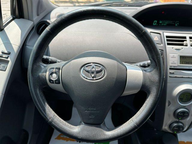 TOYOTA Yaris Ok neo pat. 1.0 5 porte Sol