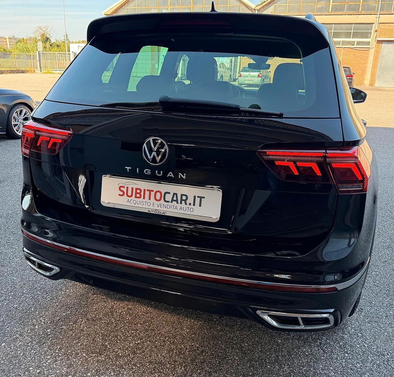 Volkswagen Tiguan 2.0 TDI 150 CV SCR DSG R-Line interno ed esterno