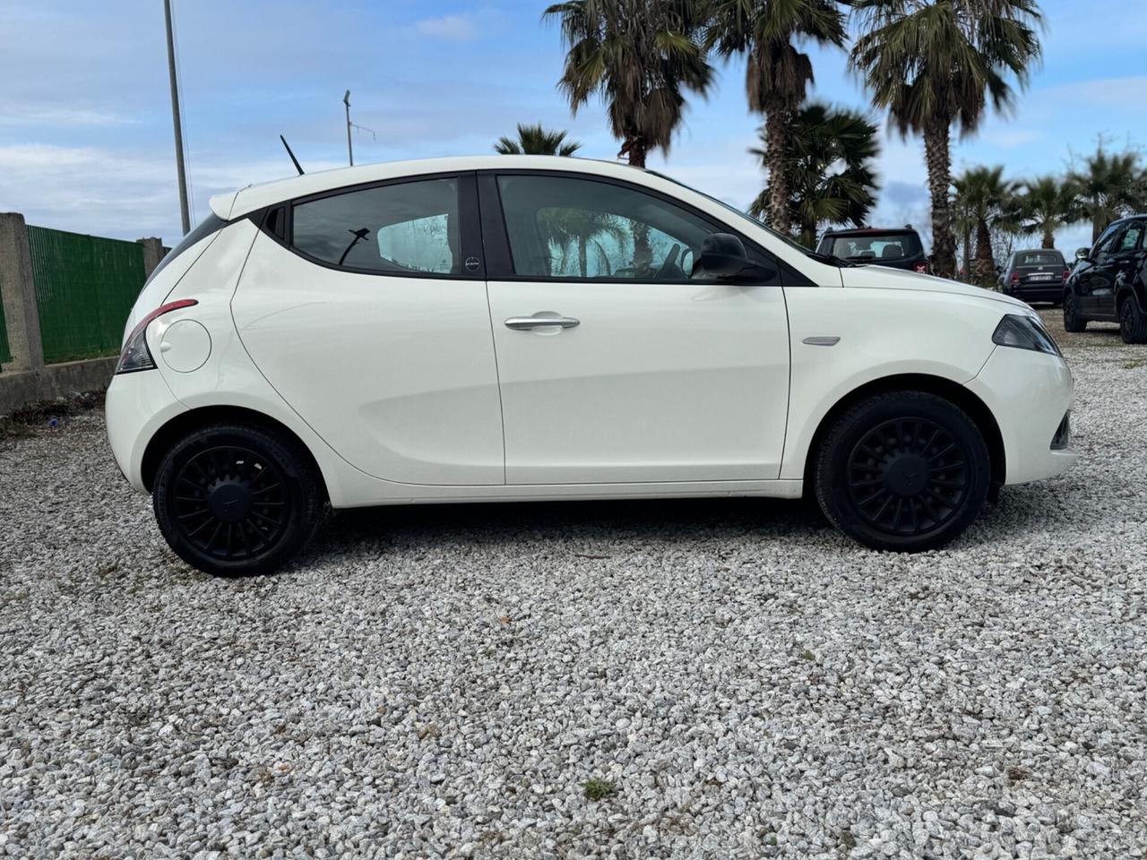 Lancia Ypsilon 1.0 FireFly 5 porte S&S Hybrid Ecochic Silver