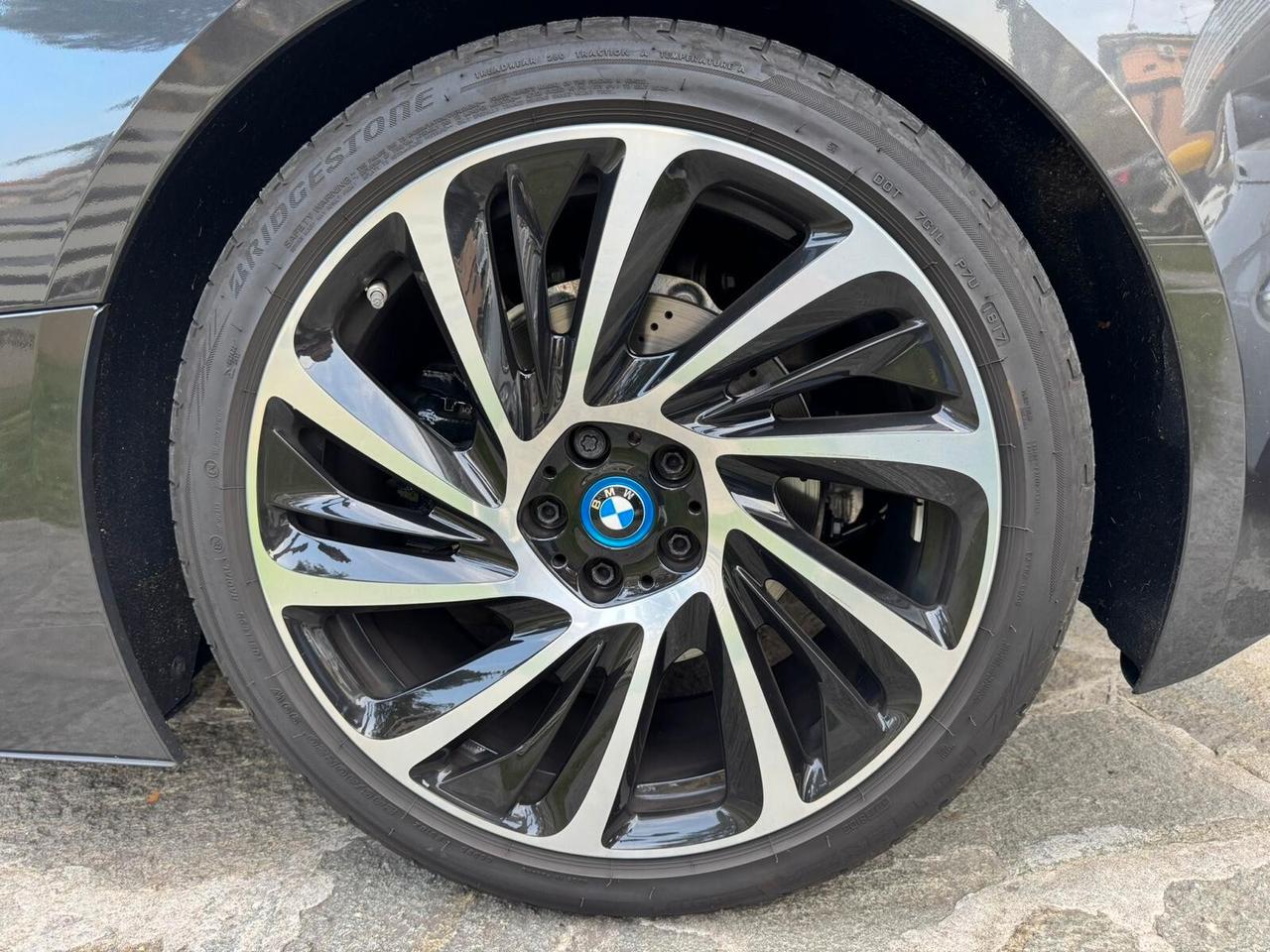 BMW i8 COUPE' TRE VOLUMI HYBRID 231cv