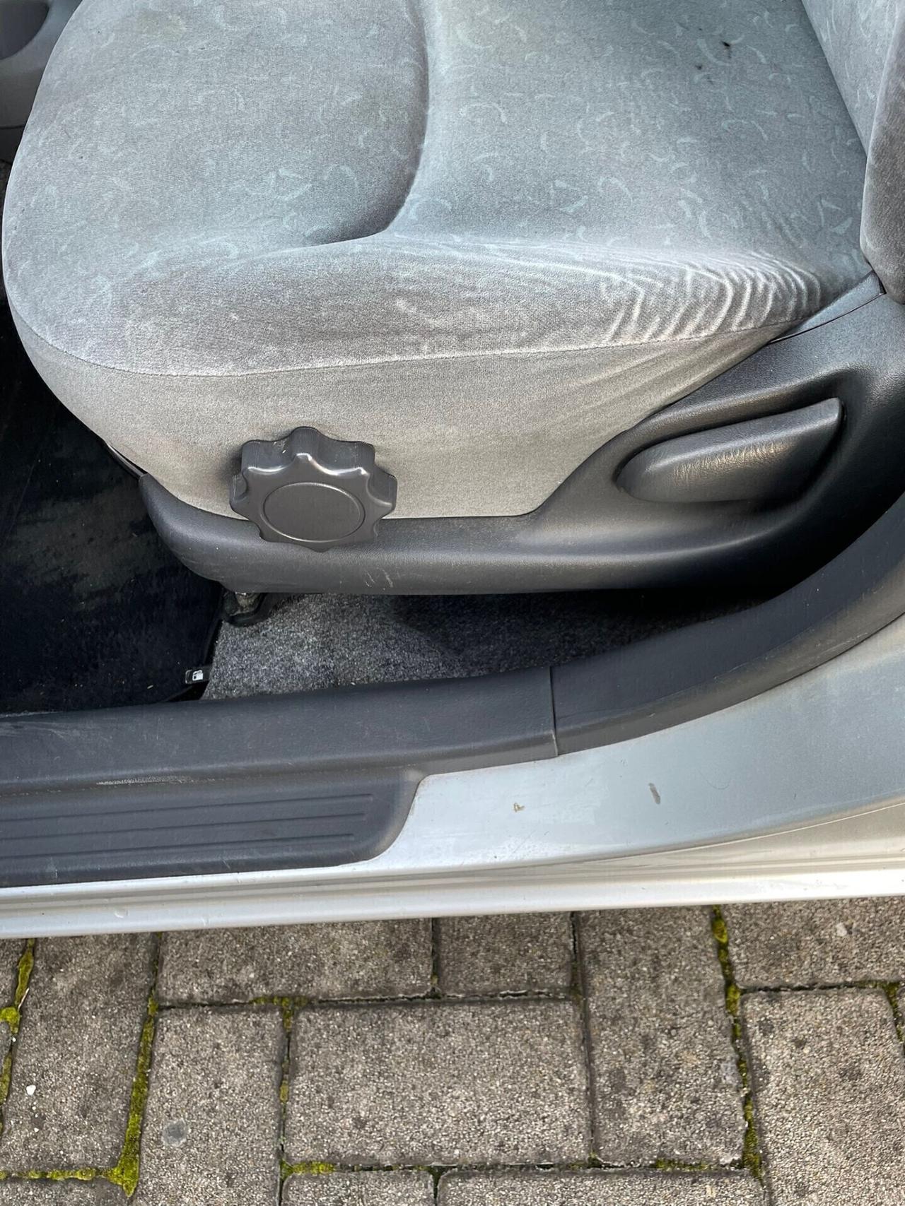 Toyota Yaris 1.0i 16V cat 5 porte Sol