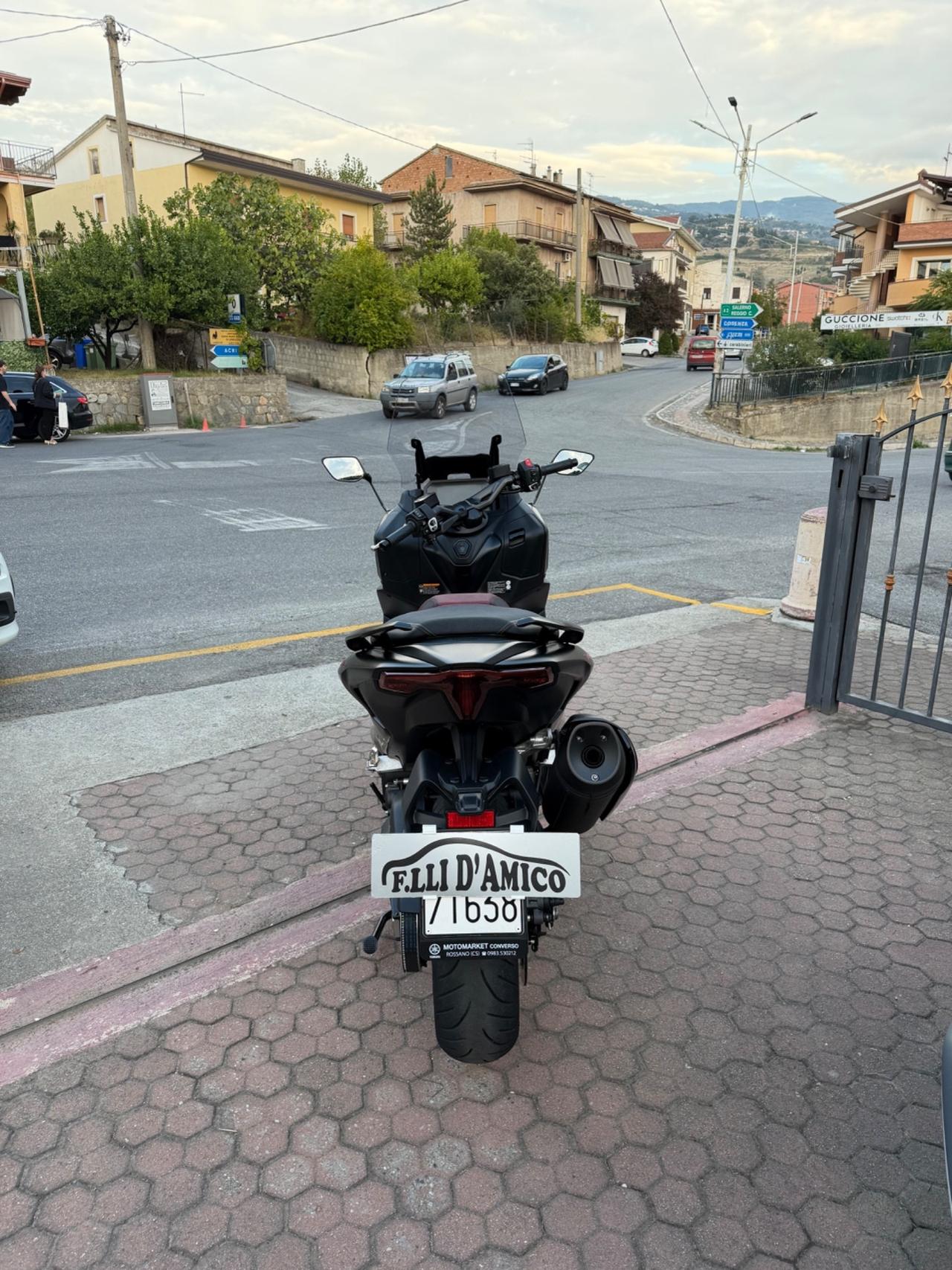 Yamaha TMAX 560 BLACK MAX