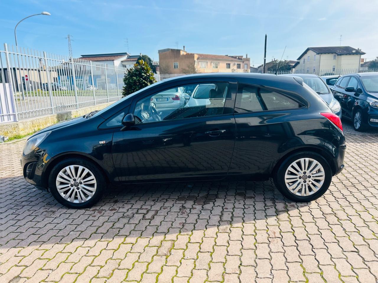 Opel Corsa 1.2 3 porte b-color
