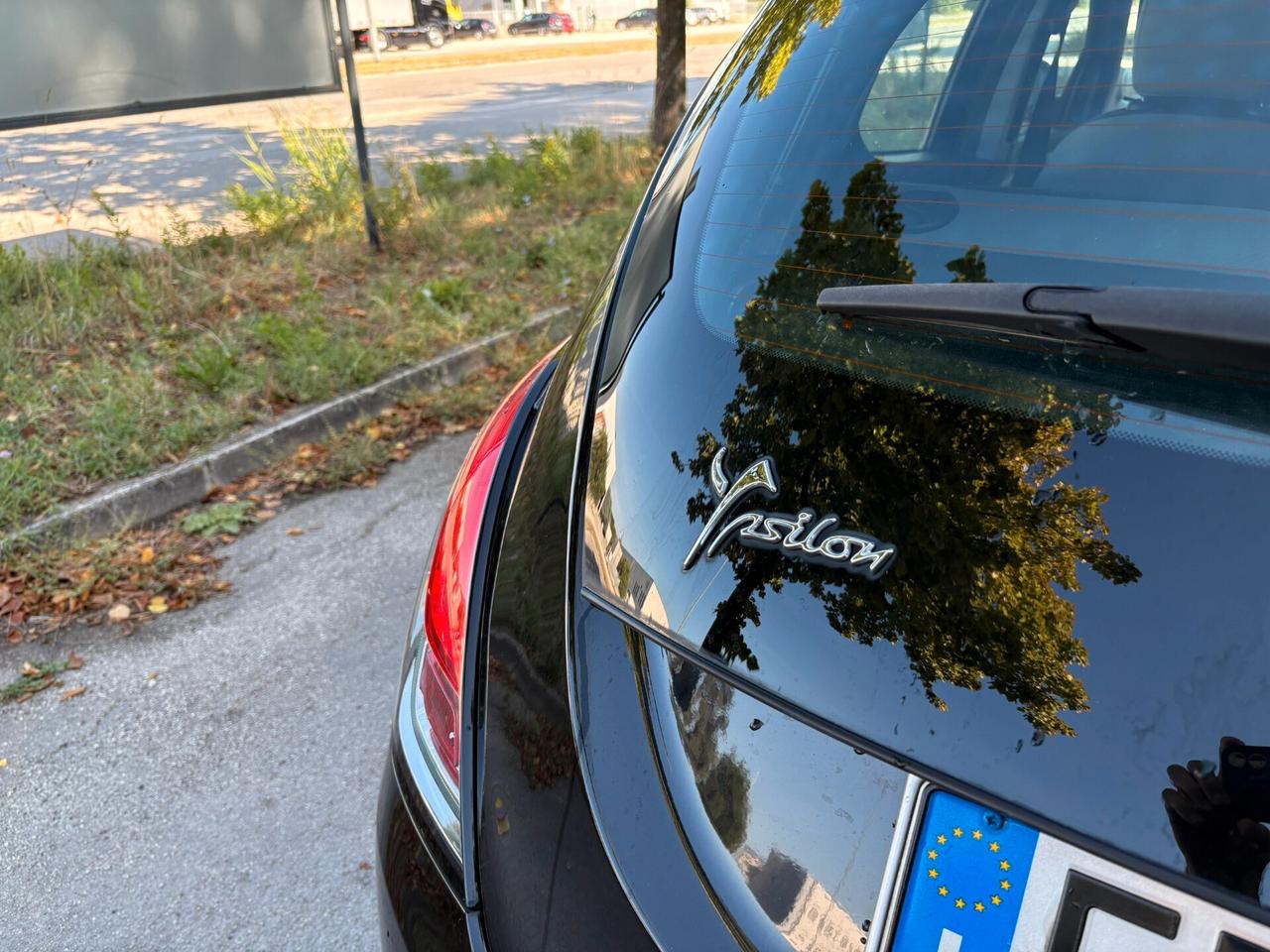 Lancia Ypsilon 0.9 TwinAir 85 CV 5 porte Metano Ecochic Silver