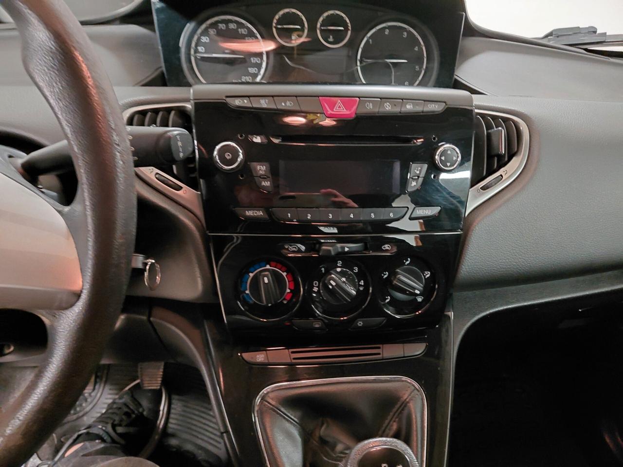 LANCIA YPSILON ANNO 2015 DS 1.3 MULTIJET ADATTA NEOPATENTATI KM 160 MILA