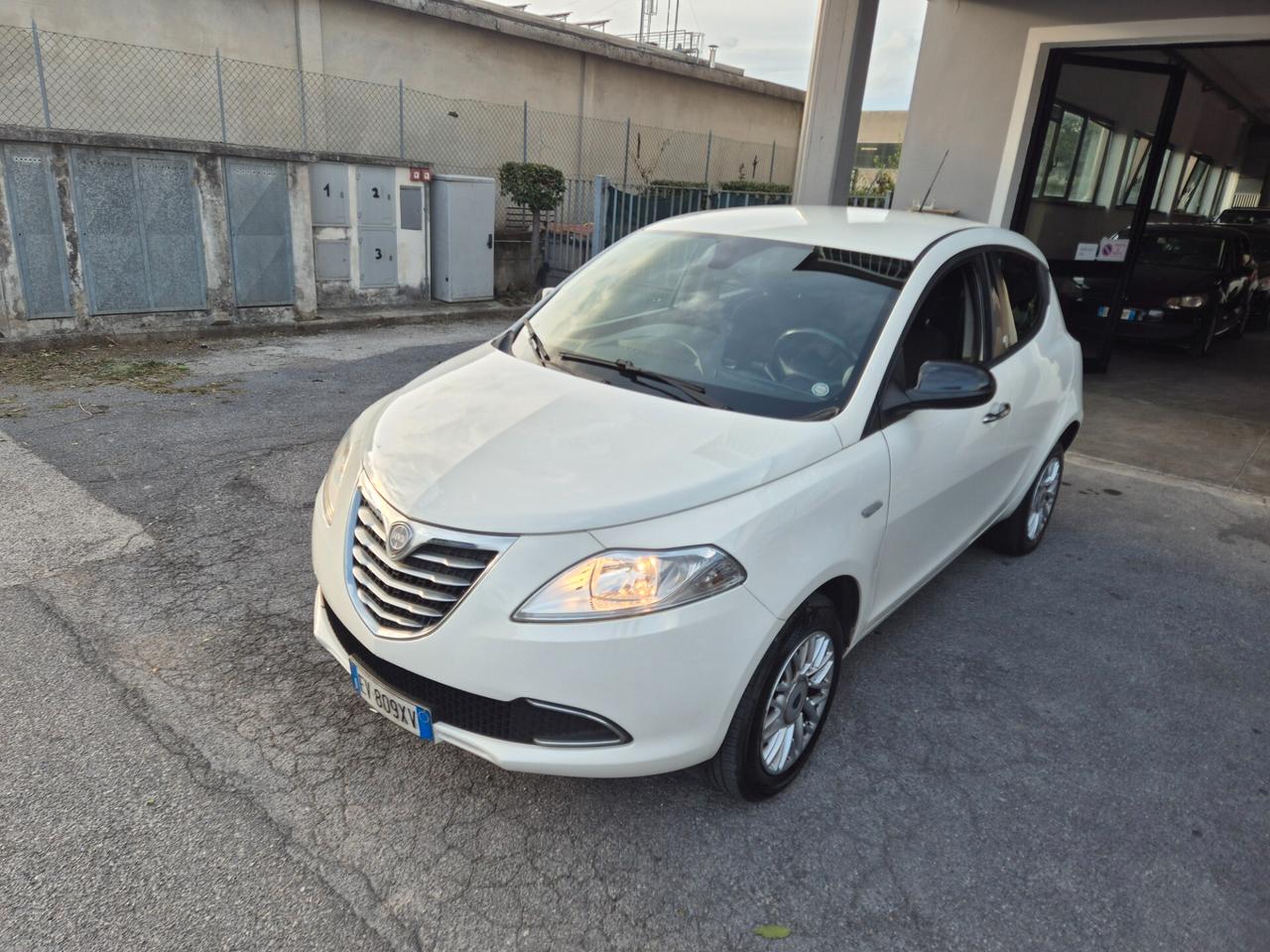 Lancia Ypsilon 0.9 TwinAir 85 CV 5 porte Metano Ecochic Gold