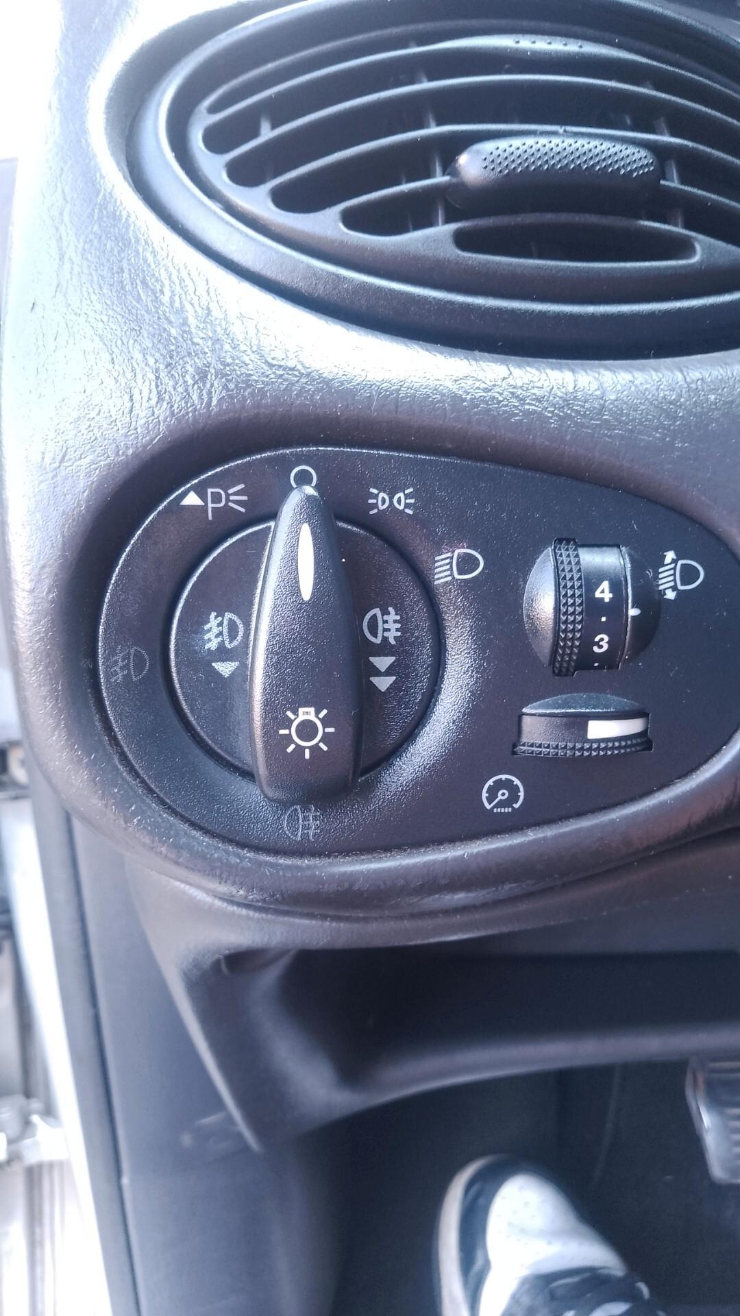 Ford Focus 1.6i 16V cat 5p. Zetec neopatentati