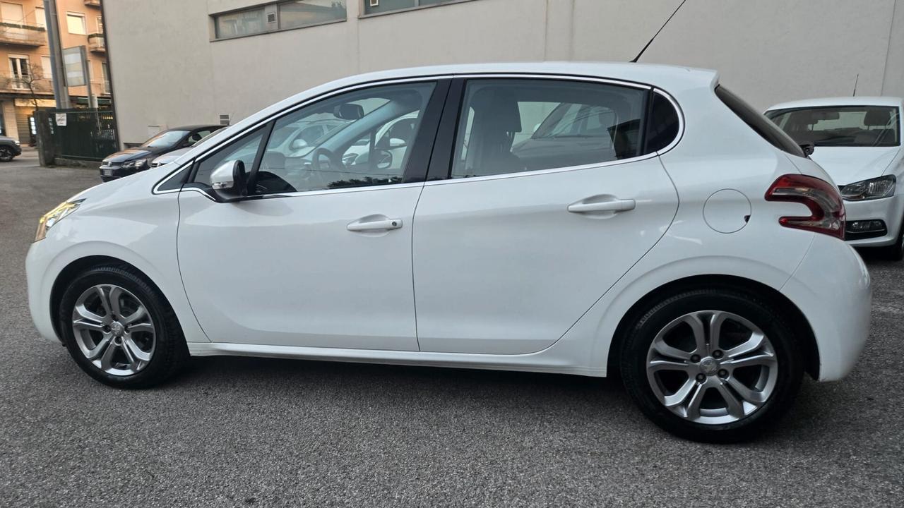 Peugeot 208 PureTech 82 5 porte Allure Neopatentati