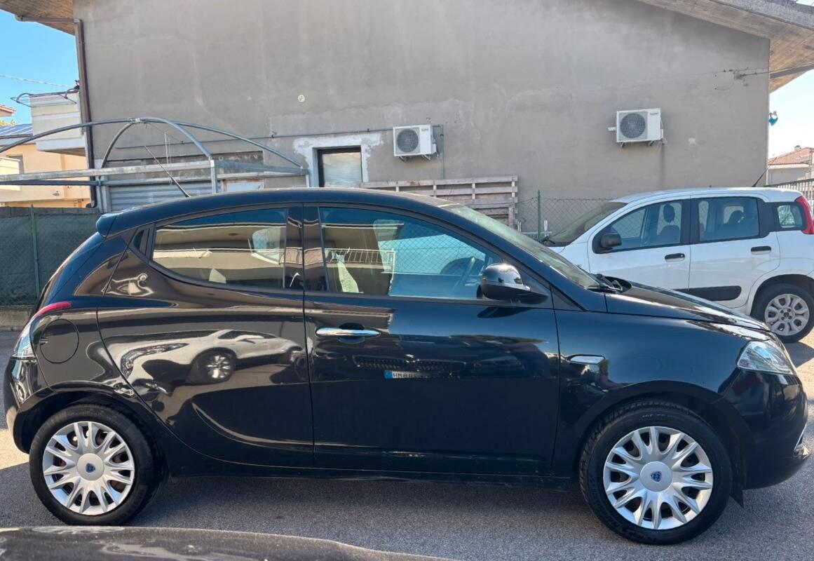 Lancia Ypsilon 1.2 8v Silver c clima 69cv